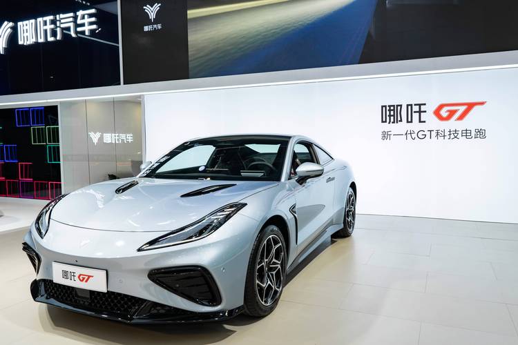 重庆194哪吒汽车在智能汽车领域的表现，领途汽车在新能源汽车市场中的影响力